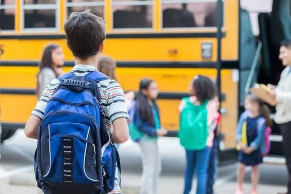 Penjaga Harta Dan Pemegang Amanah - Budak lelaki berjalan ke arah bas
